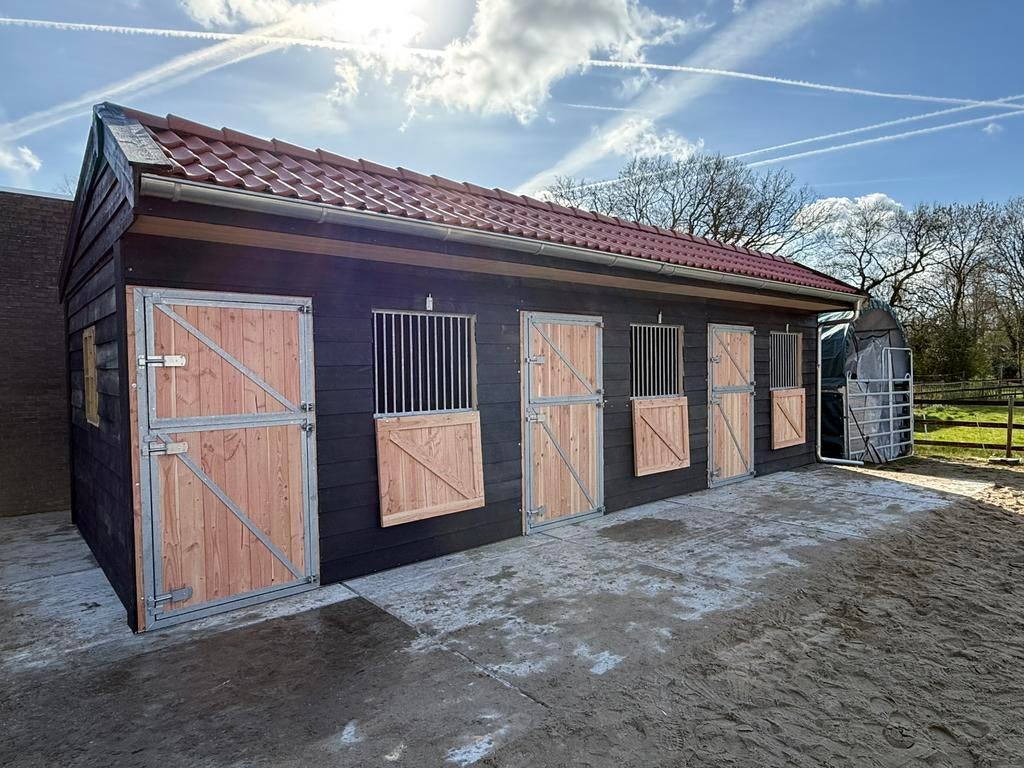 3 stallen van 3.00 x 3.50 m met dakpannen, Dieren en Toebehoren, Stalling, 2 of 3 paarden of pony's