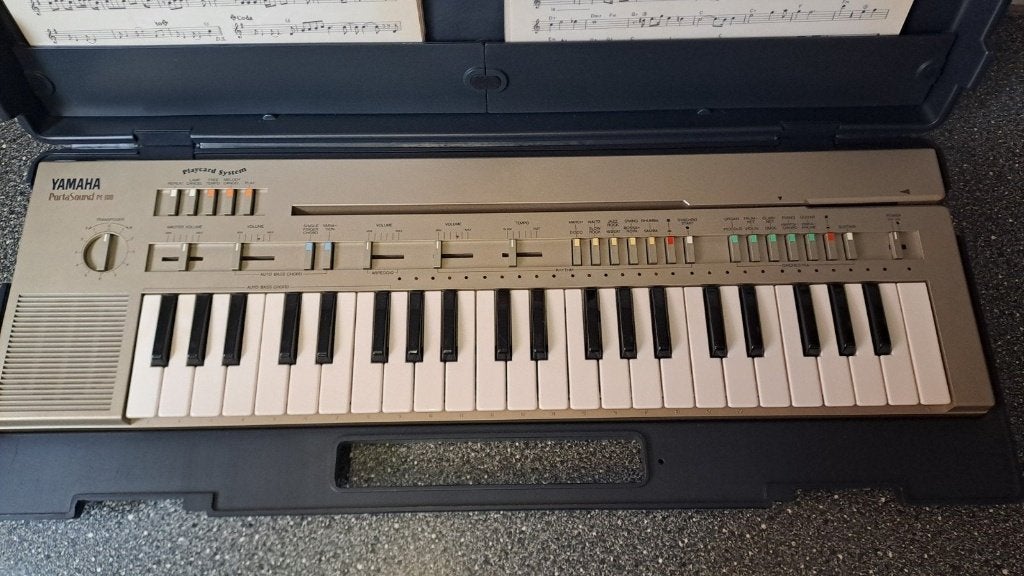 Aangeboden: een vintage yamaha portasound pc-100 keyboard, 61 toetsen, Onbekend, Yamaha, Ophalen of Verzenden