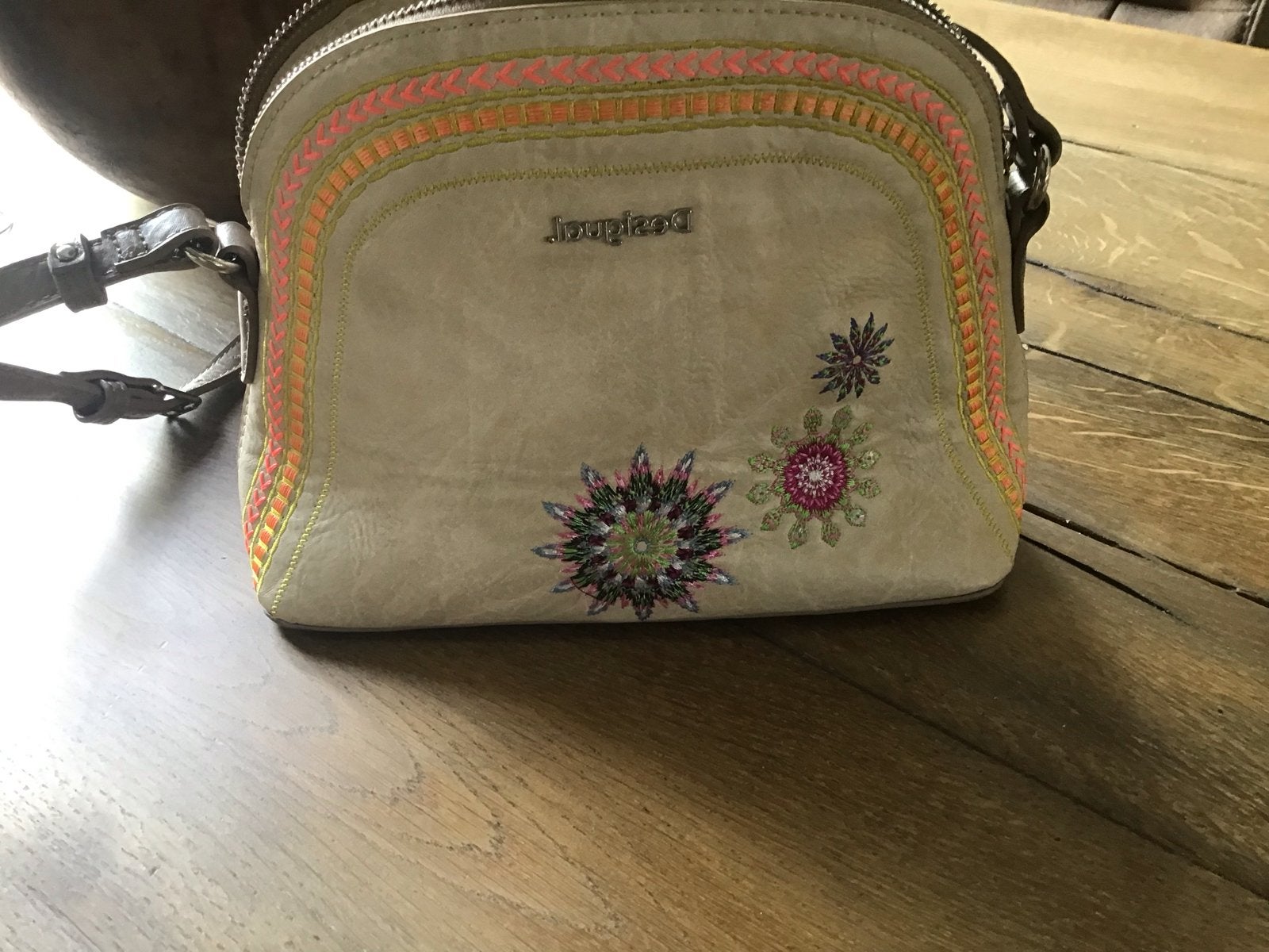 Desigual leren schoudertasje met borduursels, Ophalen of Verzenden, Gebruikt, Beige, Schoudertasje