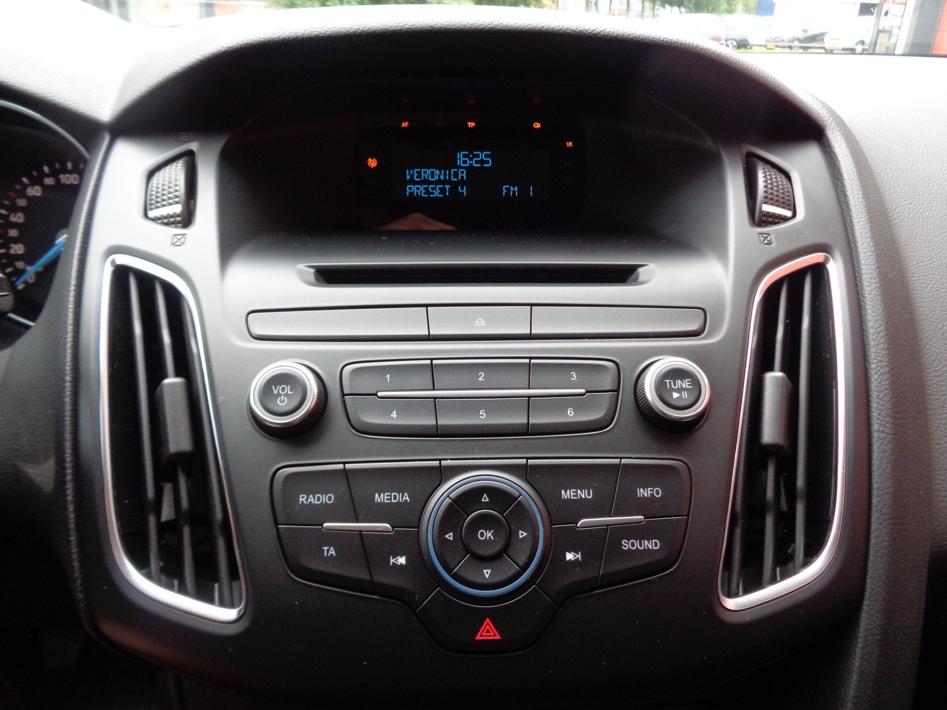 Ford FOCUS Wagon 1.0 First Edition 126PK Clima Cruise LMV 6-, Euro 6, Zwart, Handgeschakeld, 1216 kg