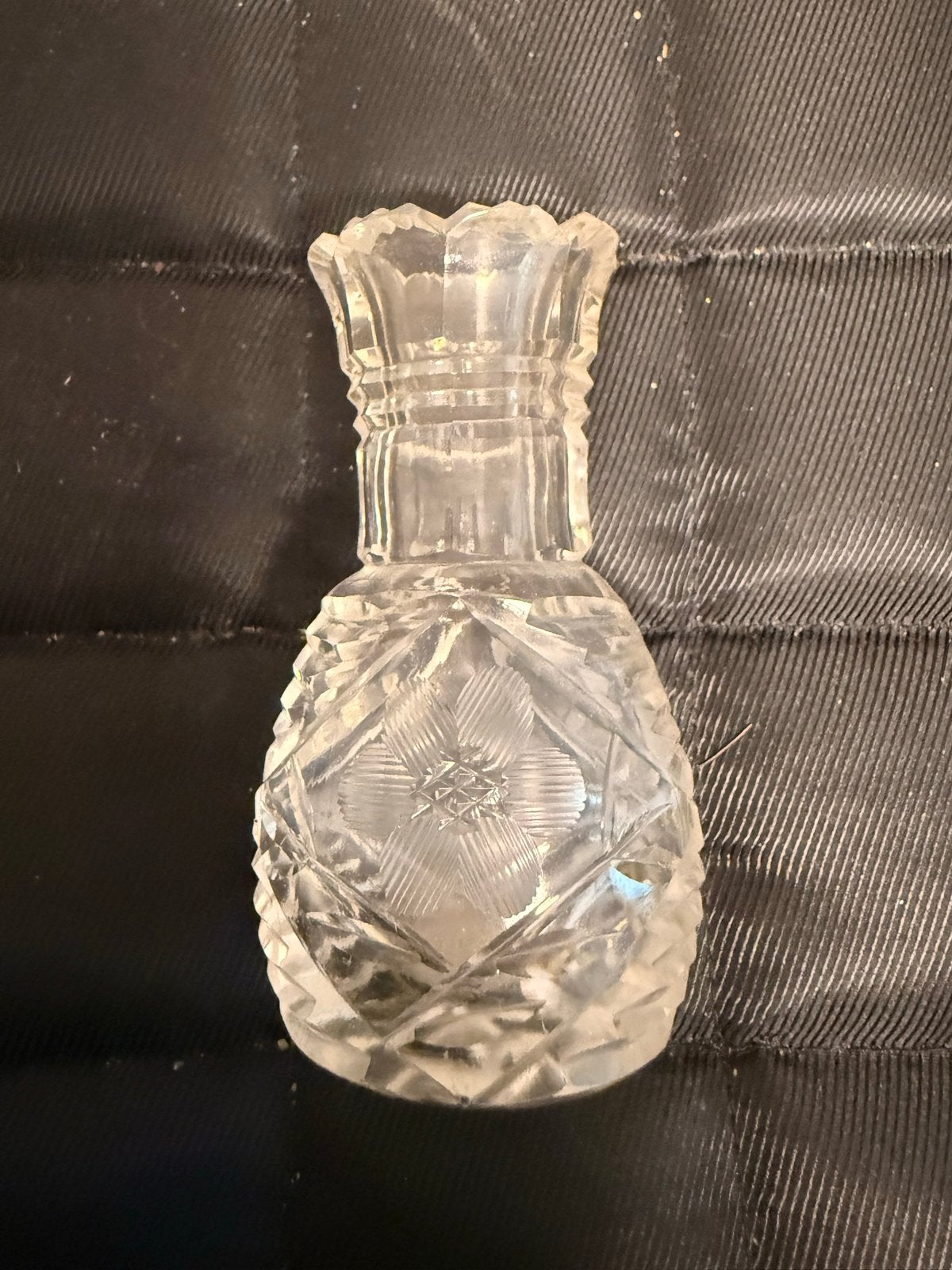 Antieke geslepen glazen miniatuur vaasje, Ophalen