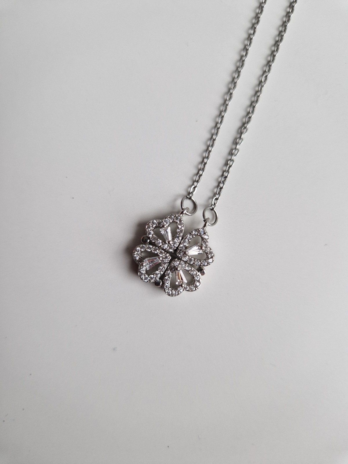 Ketting met klavertje vier / vier hartjes hanger, Ophalen of Verzenden, Nieuw, Overige materialen, Met hanger