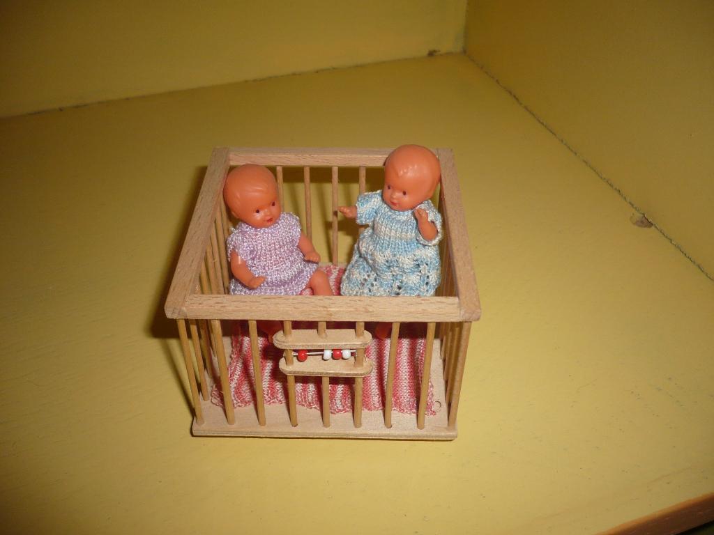 Mie18,>houten box met 2 popjes made in germany, Verzenden, Zo goed als nieuw, Poppenhuis