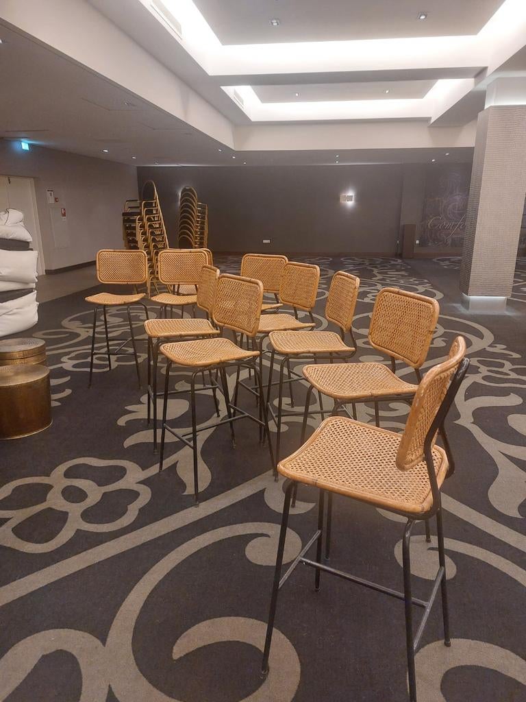 10 rieten barkrukken met metalen onderstel, Huis en Inrichting, Barkrukken, Metaal, Met voetsteun, Ophalen of Verzenden, 90 cm of meer