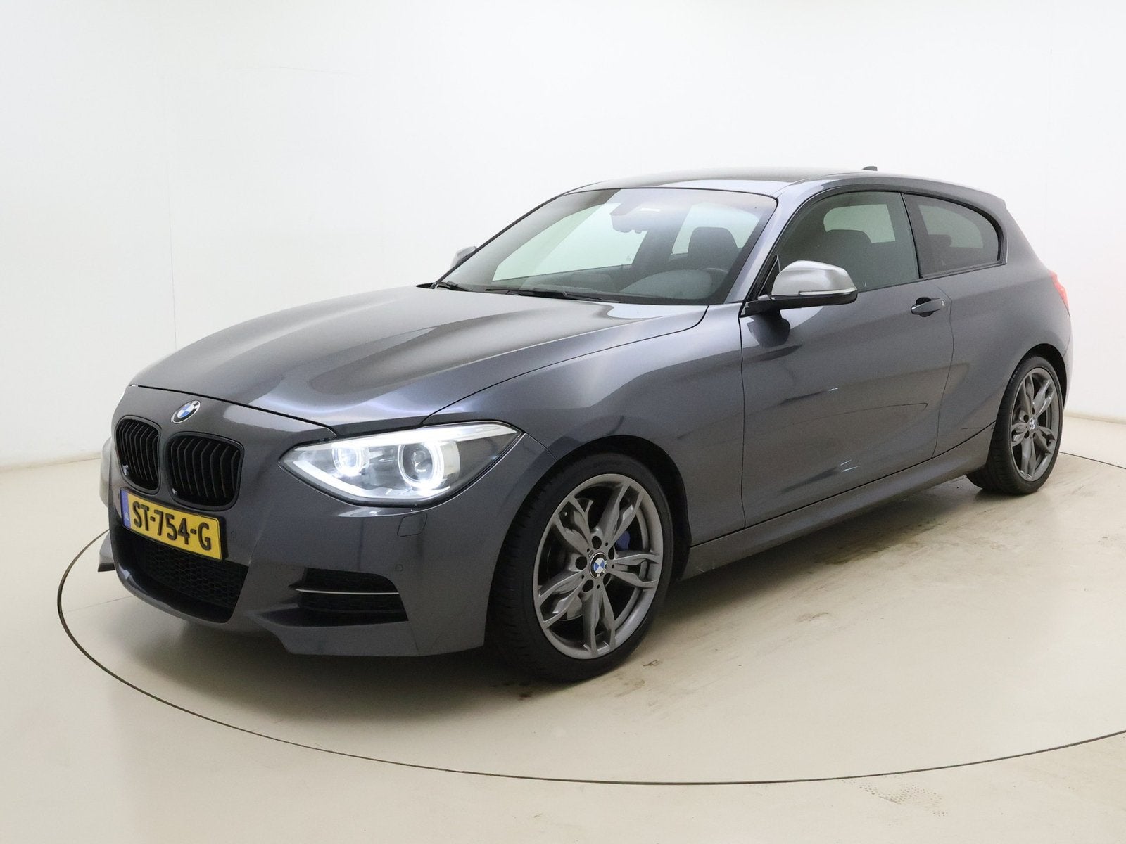 BMW M135i | Apple Carplay | Mosselman ±375 PK | RWD | 3 DRS, Auto's, Achterwielaandrijving, Zwart, Alcantara, 75 €/maand