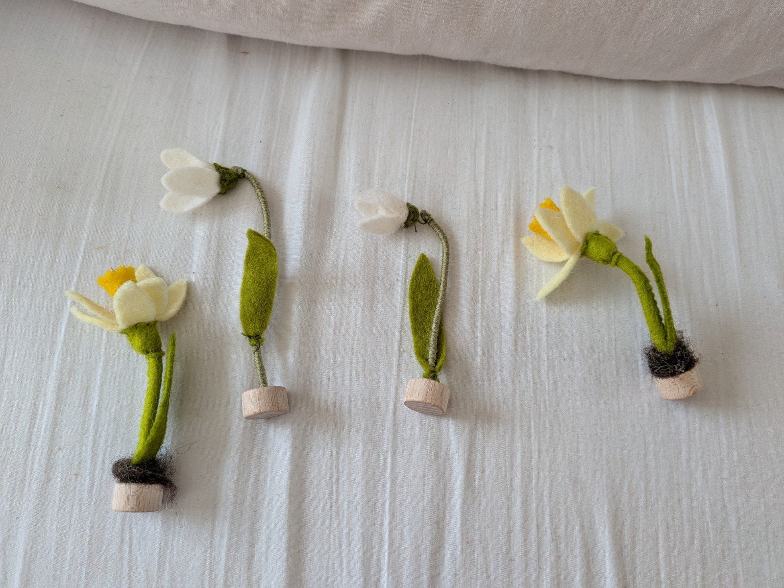 sneeuwklokje of narcis steker, Ophalen of Verzenden, Nieuw, Figuurtje(s), Wolvilt