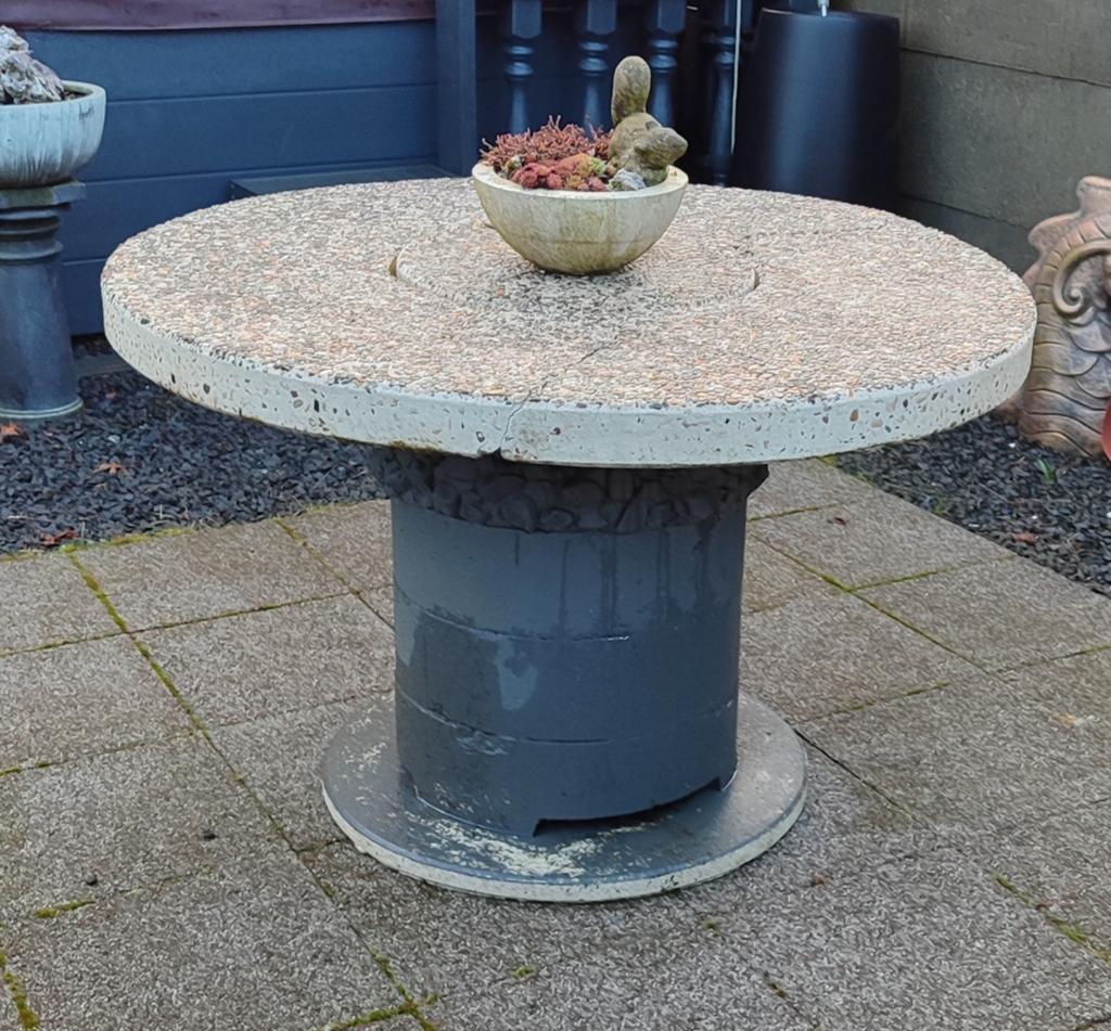 Stenen tuintafel met BBQ in het midden, Ophalen