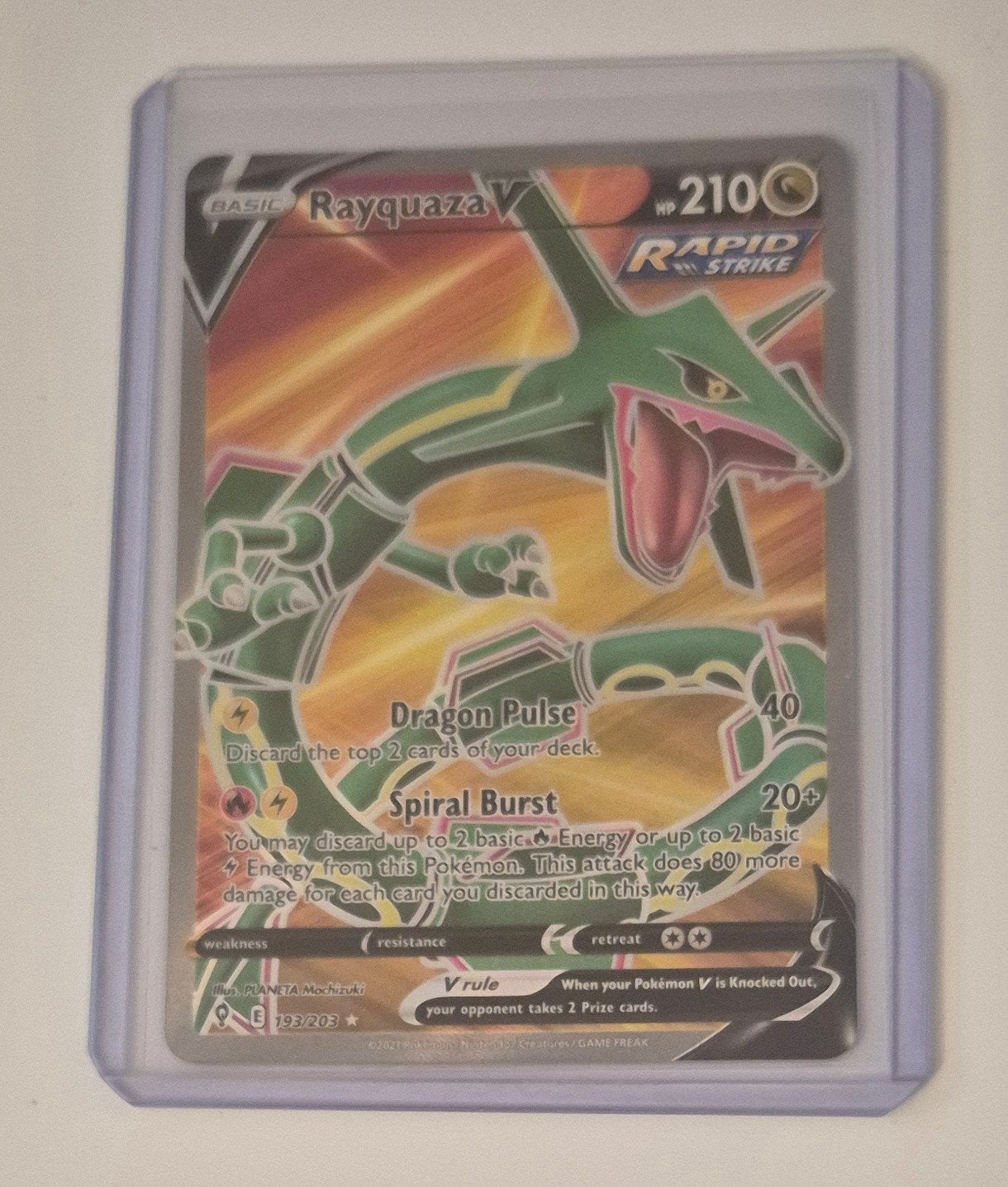 Rayquaza V Evolving Skies, Hobby en Vrije tijd, Ophalen of Verzenden, Zo goed als nieuw