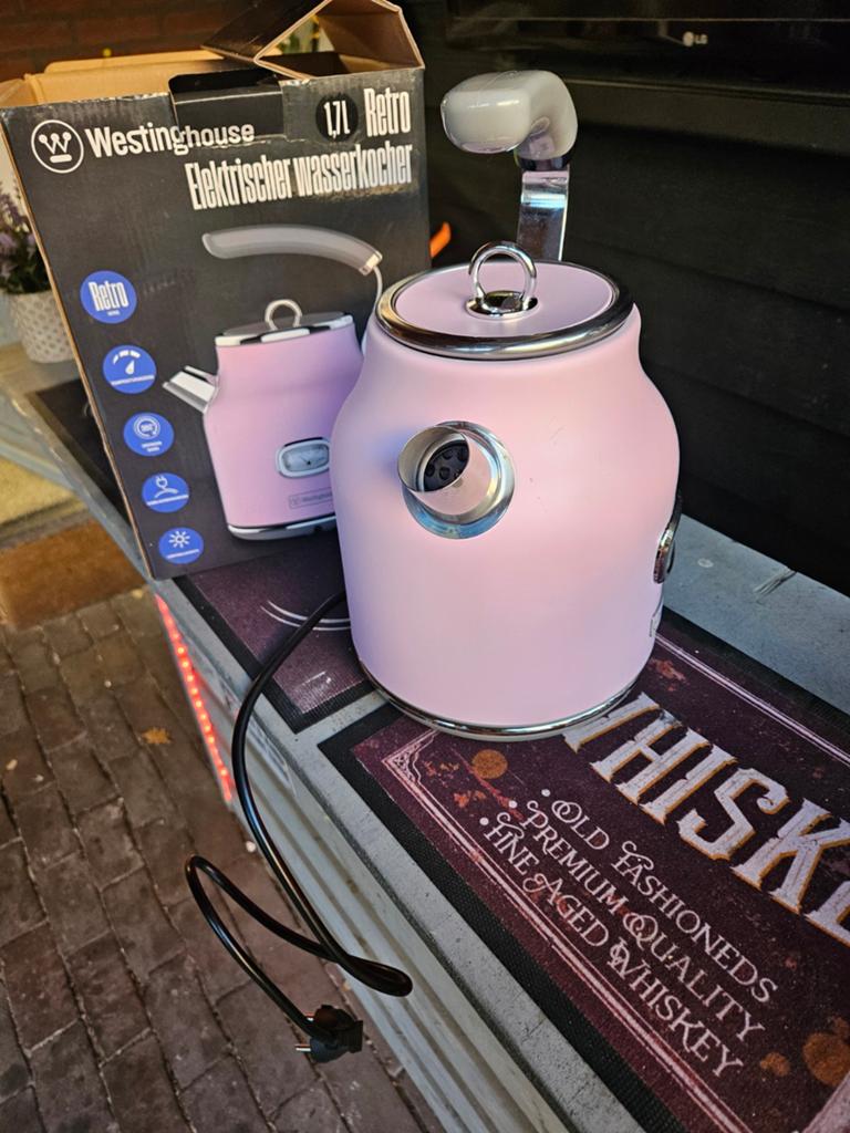 Westinghouse Retro Waterkoker 1.7L - Roze (Beschadigd), Witgoed en Apparatuur, Waterkokers, 1 tot 2 liter, Ophalen of Verzenden