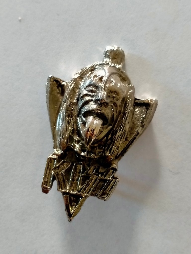 Kiss Gene Simmons vintage glamrock rock speld speldje logo, Ophalen of Verzenden, Gebruikt