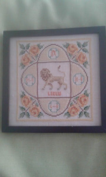 4 augustus / haakwerkje Leeuw 16,5 x 16,5 cm / sterrenbeeld, Verzamelen, Ophalen of Verzenden, Gebruikt, Overige typen, Overige religies