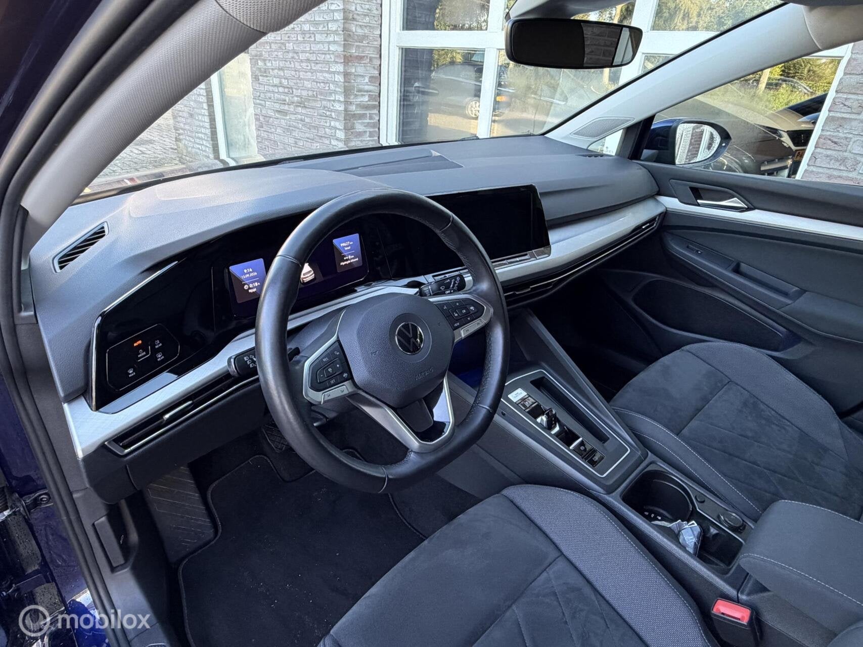 Volkswagen Golf 1.0 eTSI Life Business ACC CarPlay, Auto's, Stof, Gebruikt, Euro 6, Blauw