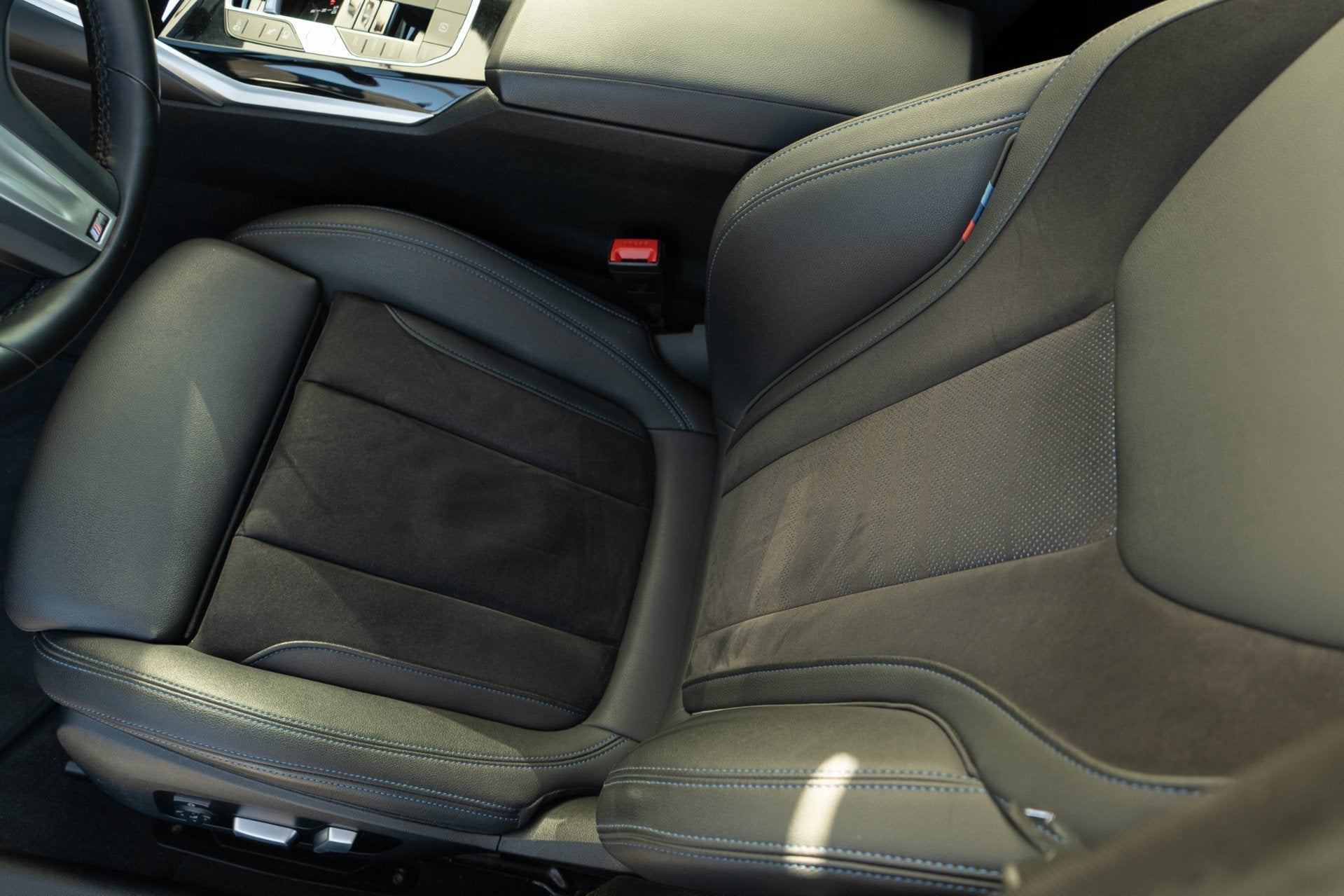 Foto 12 van BMW 3-serie Touring 320e M Sport PANO M-performance 19 Inch