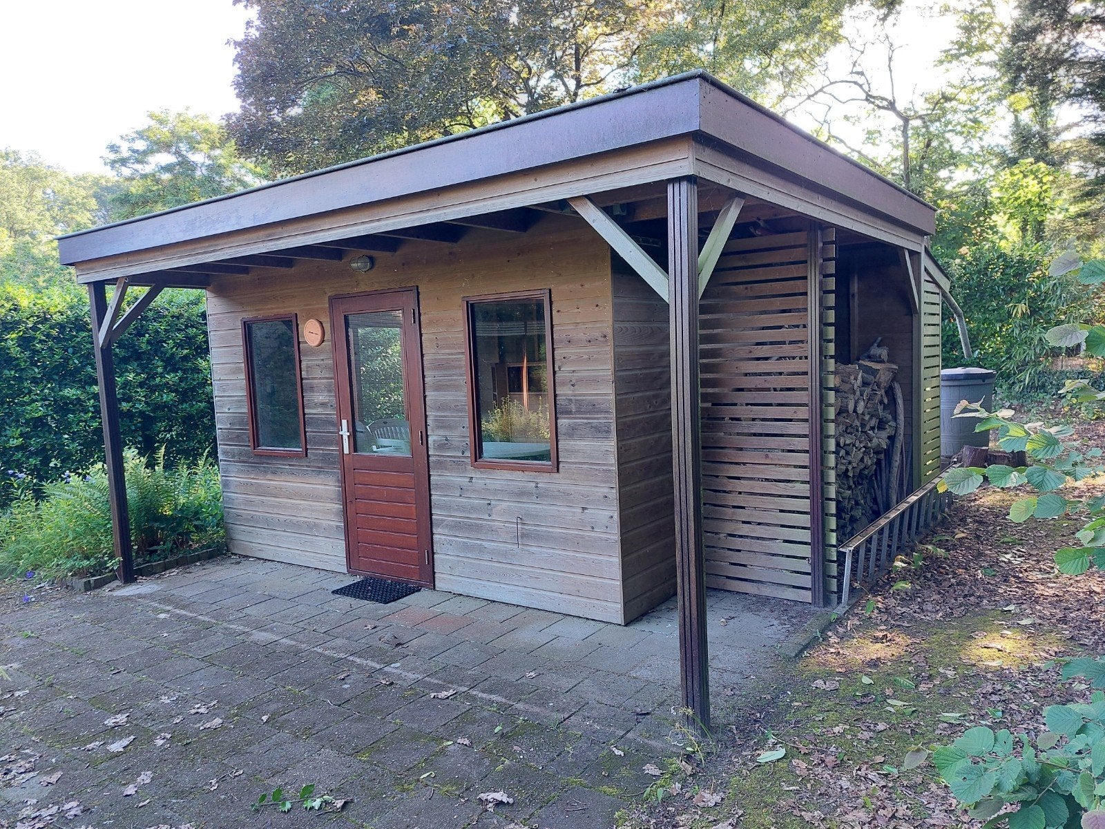 Houten tuinhuis met overkapping en ramen, Ophalen, Gebruikt, 250 tot 500 cm, 400 cm of meer