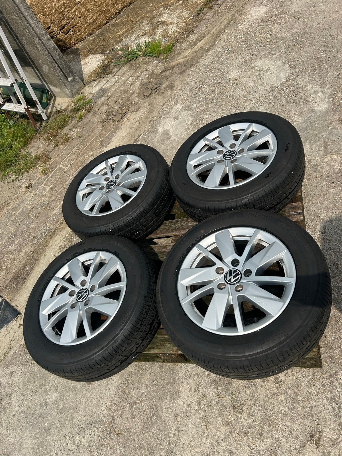 VW Velgen met 4 Seizoenen banden  - 205/60 R16 92H, Ophalen, Gebruikt, 16 inch, Banden en Velgen