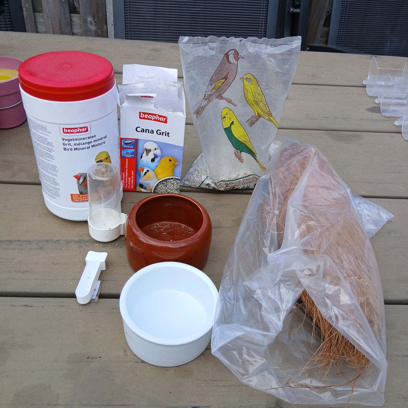 Diverse vogelbenodigdheden, grit, mineralen, mineraalglas,, Ophalen of Verzenden