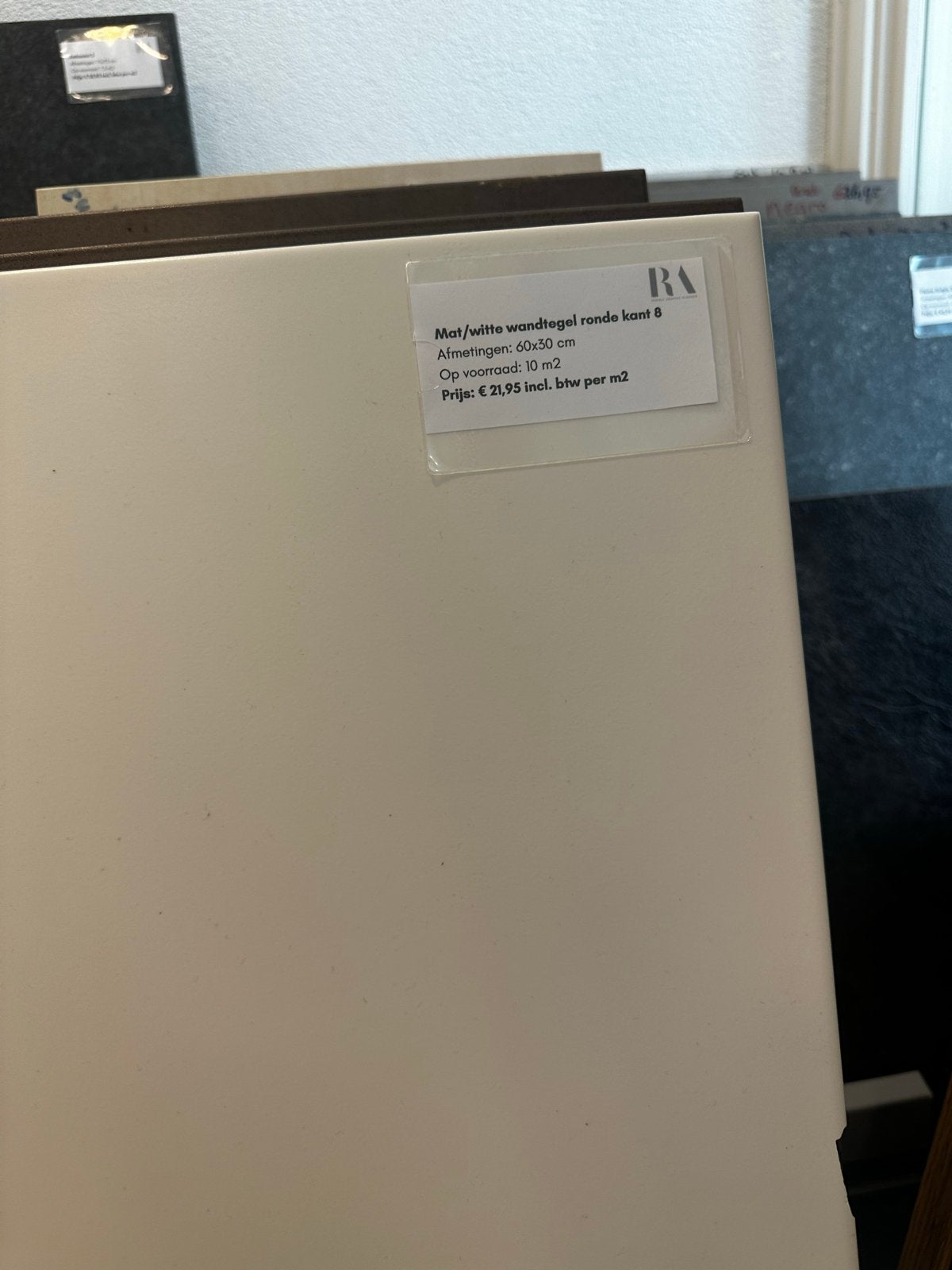 Mat witte keramische tegel, 60x30 cm, ronde kant, 10 m2, Ophalen, 60 cm of meer, Nieuw, 10 m² of meer