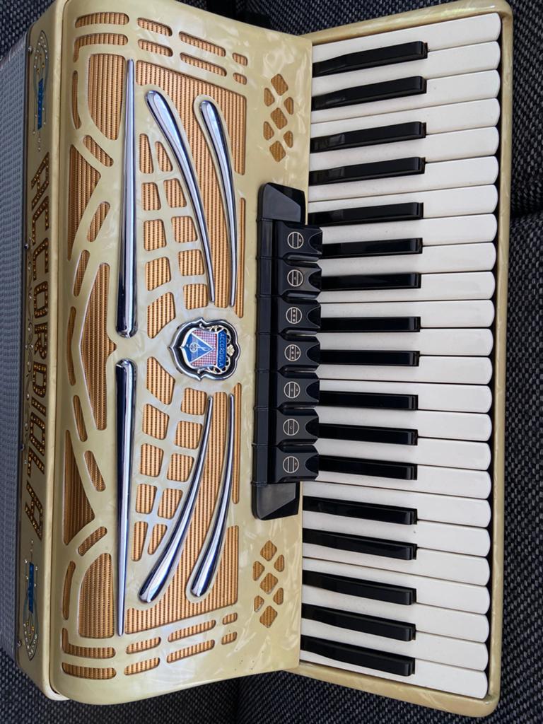 Accordiola Carmen -crème, Gebruikt, Met koffer, Accordiola, 120-bas