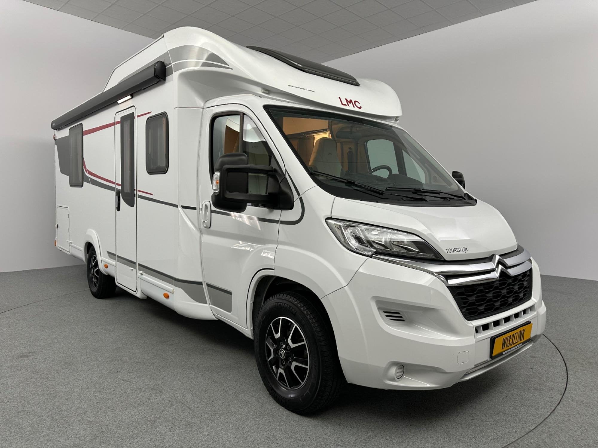 LMC T 720 Tourer Lift Queensbed HEFBED Cassetteluifel, Bedrijf, Half-integraal, 7 tot 8 meter, Achteruitrijcamera