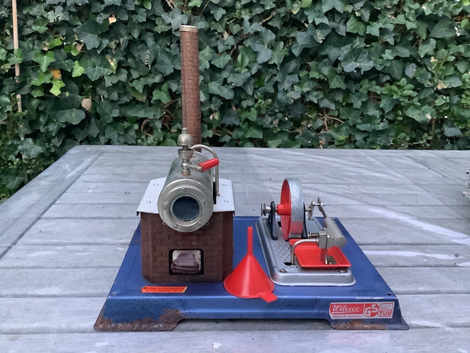 Wilesco stoommachine D10 met trechter - Vintage, Ophalen of Verzenden, Gebruikt, Jongen of Meisje