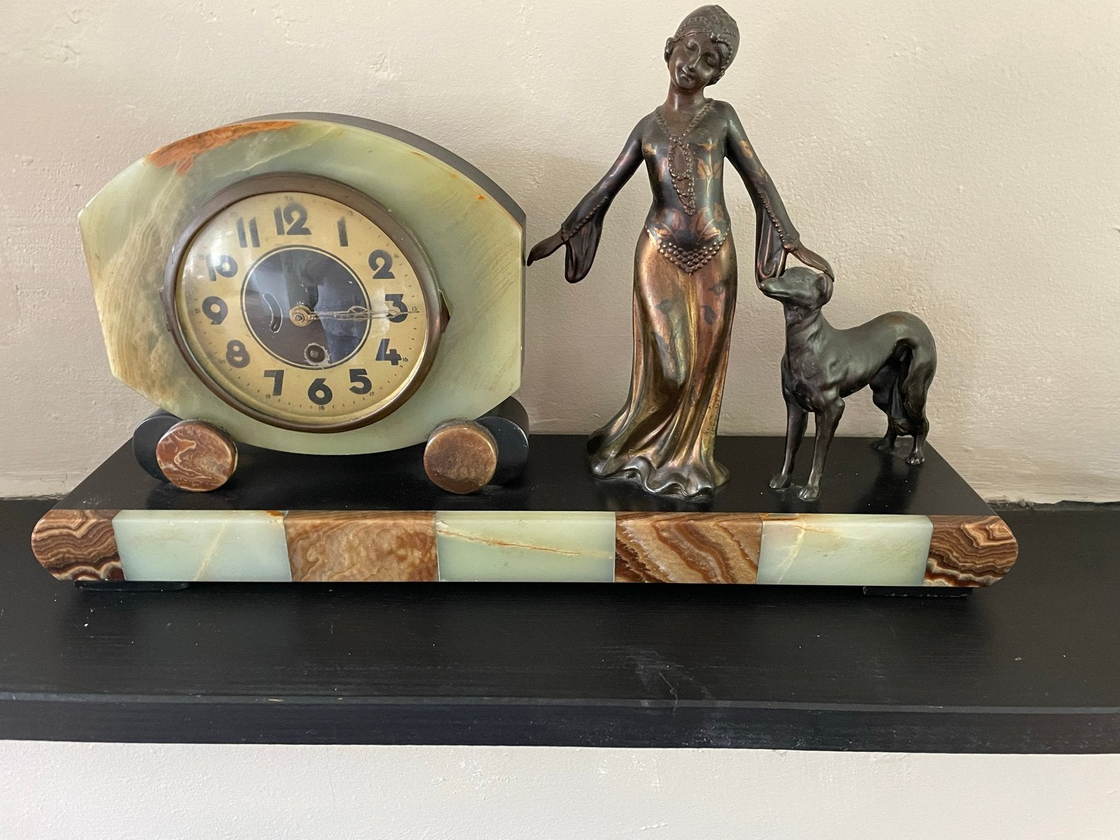 Art Deco marmeren pendule met vrouw met windhond, Antiek en Kunst, Ophalen