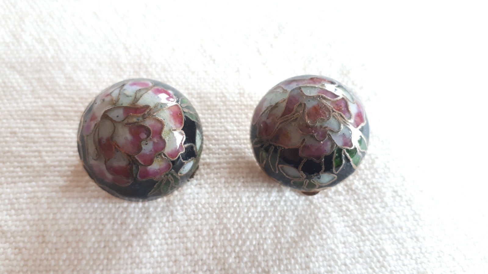 1960 Oorclips Zwart en Roze Cloisonne Emaille., Sieraden, Tassen en Uiterlijk, Antieke sieraden, Ophalen of Verzenden, Koper, Oorbellen