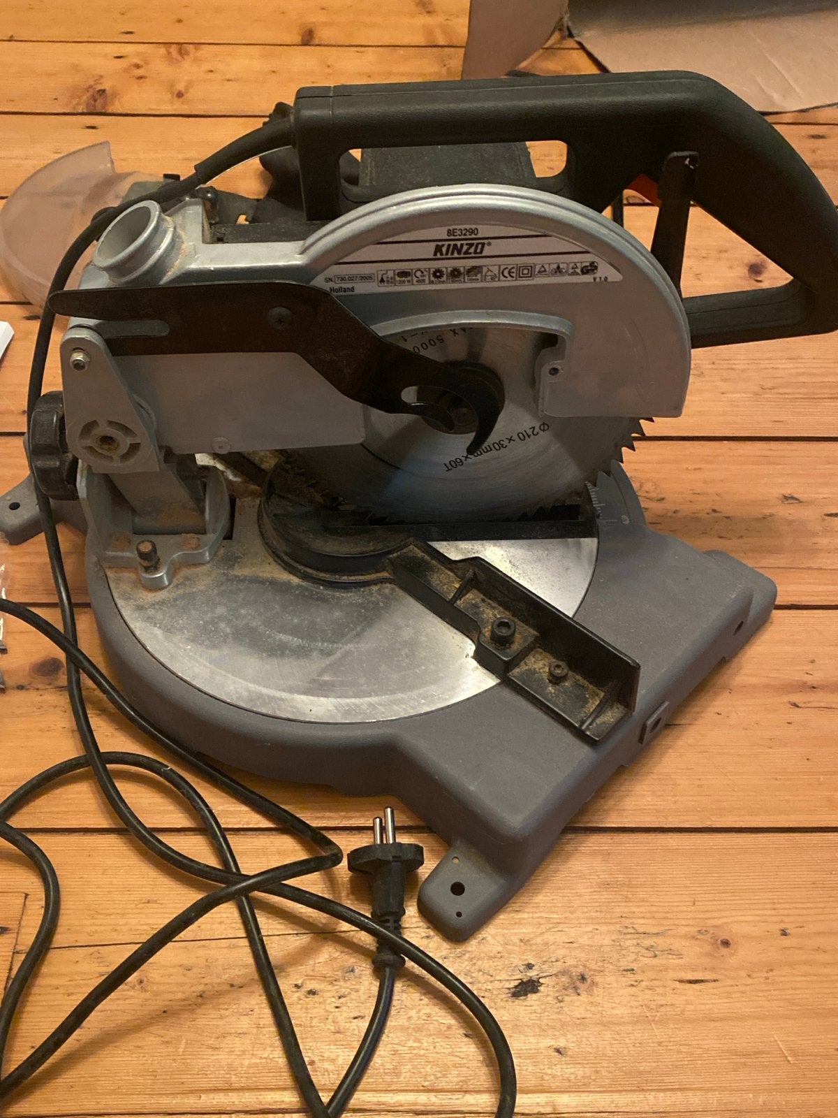 Kinzo Afkortzaag 1200W met laser en extra zaagblad, Doe-het-zelf en Verbouw, Gebruikt, 70 mm of meer, Ophalen of Verzenden, Afkortzaag