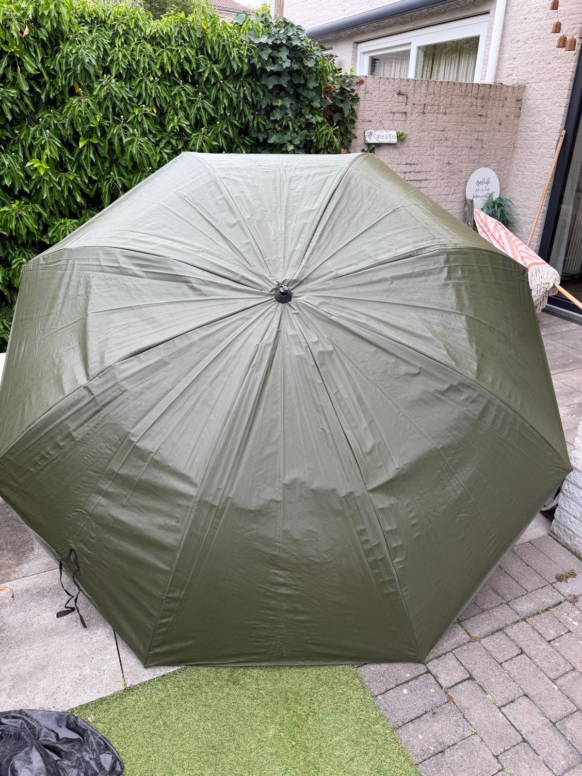 Grote groene rubberen visparasol met hoes, Ophalen of Verzenden, Gebruikt