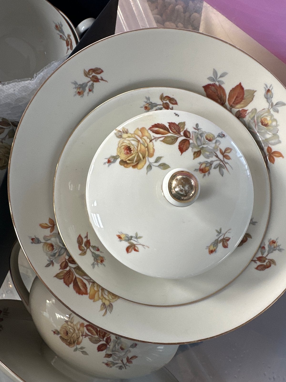 servies met rozenmotief in Curver boxen MOET SNEL Weg, Gebruikt, Klassiek, Ophalen of Verzenden, Porselein
