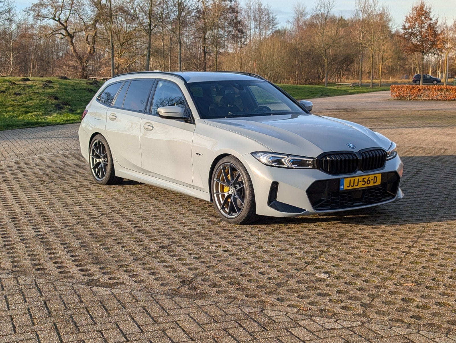 Foto 4 van BMW 330e Touring LCI M pakket + M Performance Brooklyn Grau