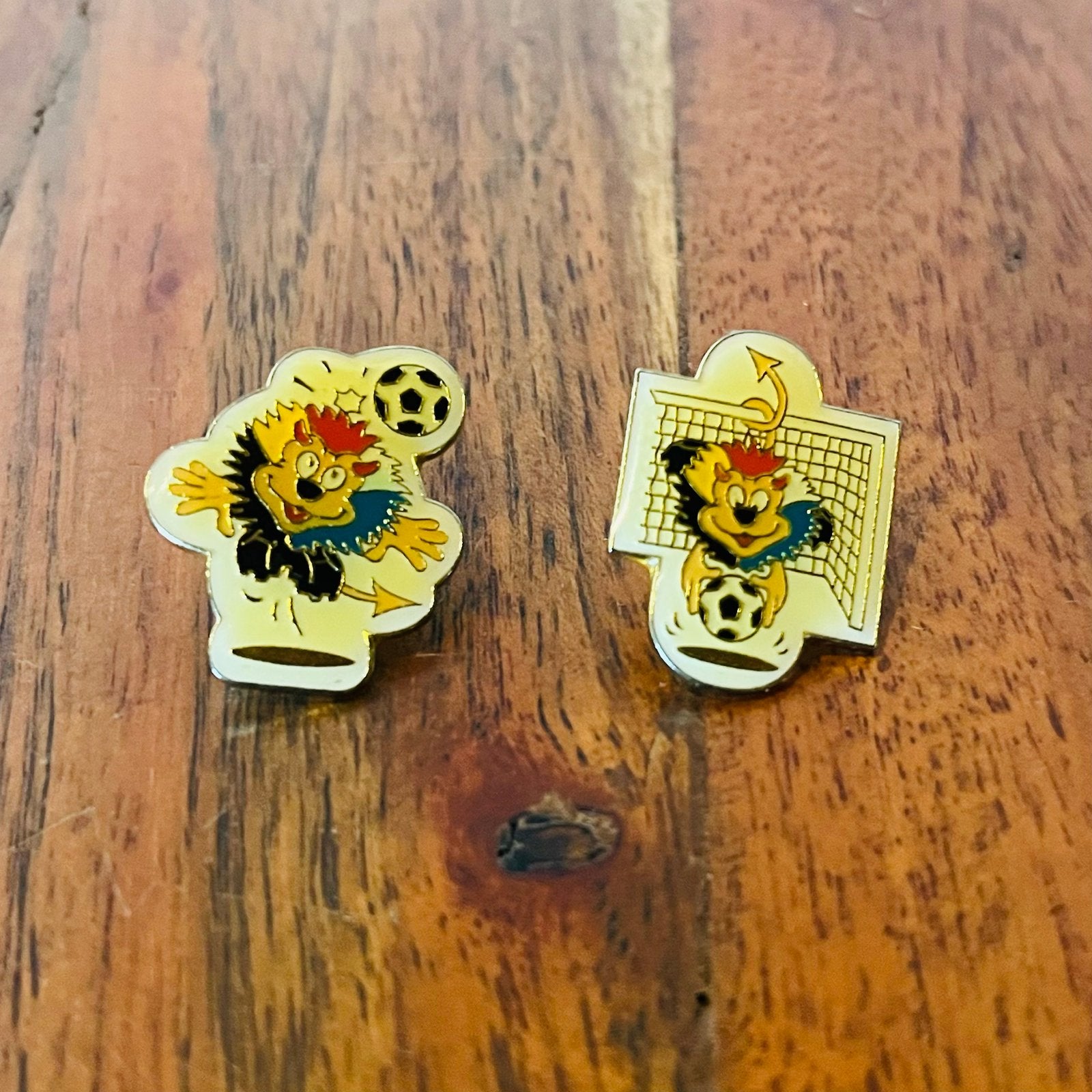 McDonald's voetbal pins - 2 stuks, Verzamelen, Ophalen of Verzenden, Gebruikt, Sport, Speldje of Pin