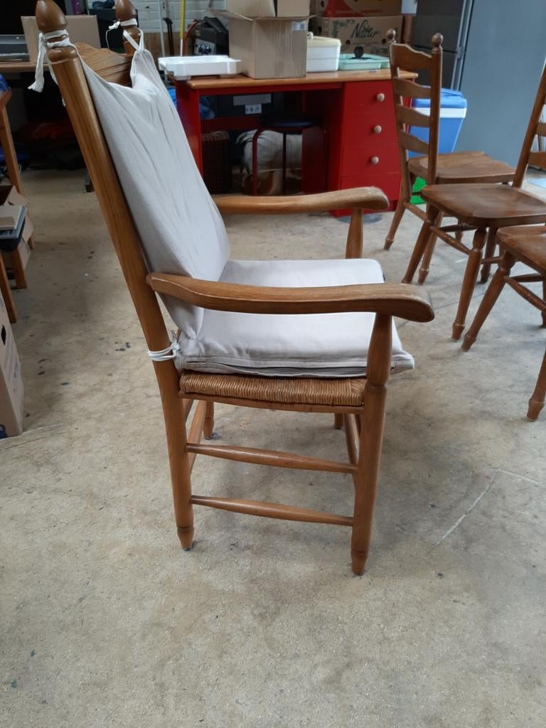Houten leuningstoel met rieten zitting en kussens, Ophalen