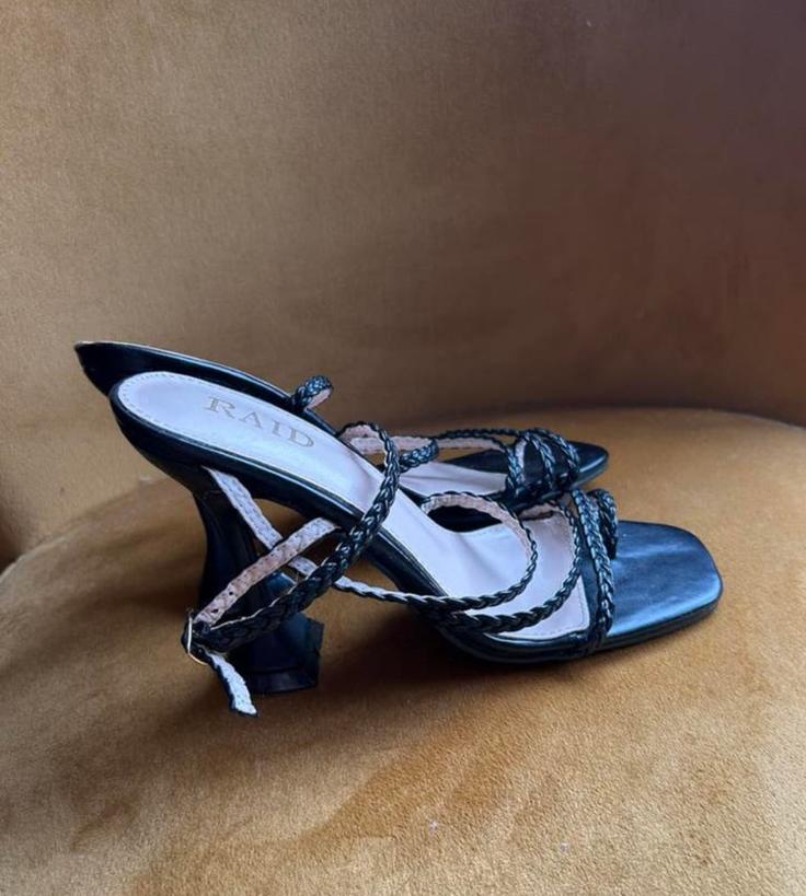 RAID mooie zwarte muiltjes met aparte hak mt 38 NIEUW, Kleding | Dames, Schoenen, Zwart, Nieuw, Sandalen of Muiltjes, Ophalen of Verzenden