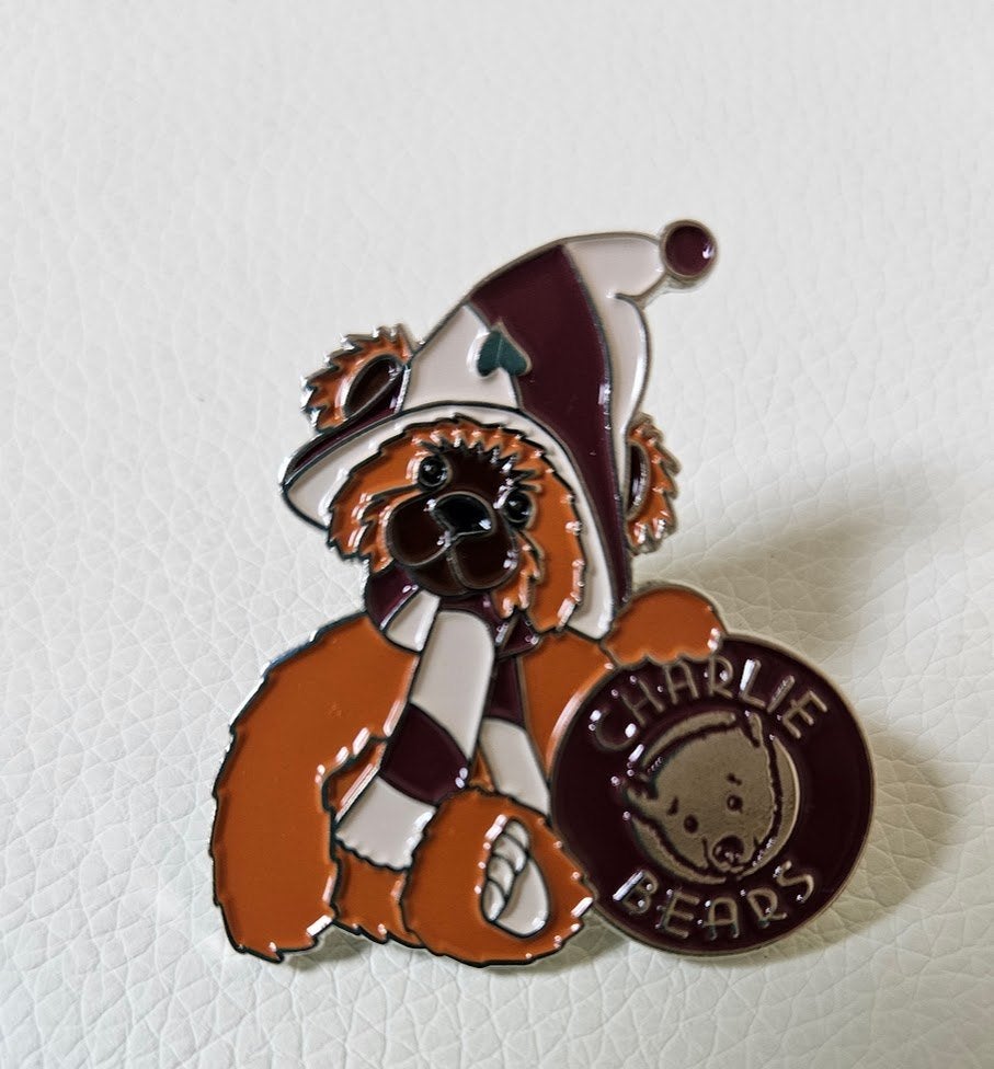 Charlie Bears beer Humphrey pin pinbadge Best friends club, Verzenden, Zo goed als nieuw, Merk, Speldje of Pin