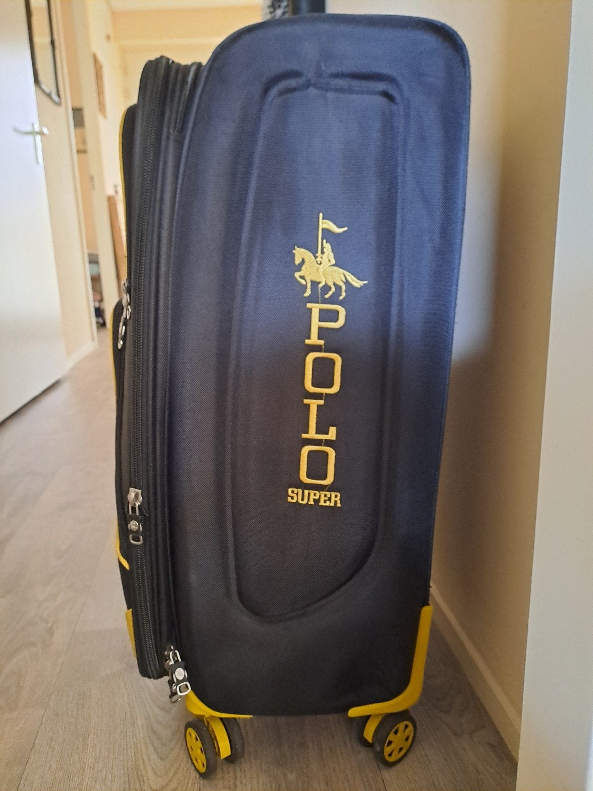Polo Super Koffer Zwart/Geel met Wieltjes en Uitschuifbaar, Ophalen, Zwart, 30 cm of meer, Wieltjes