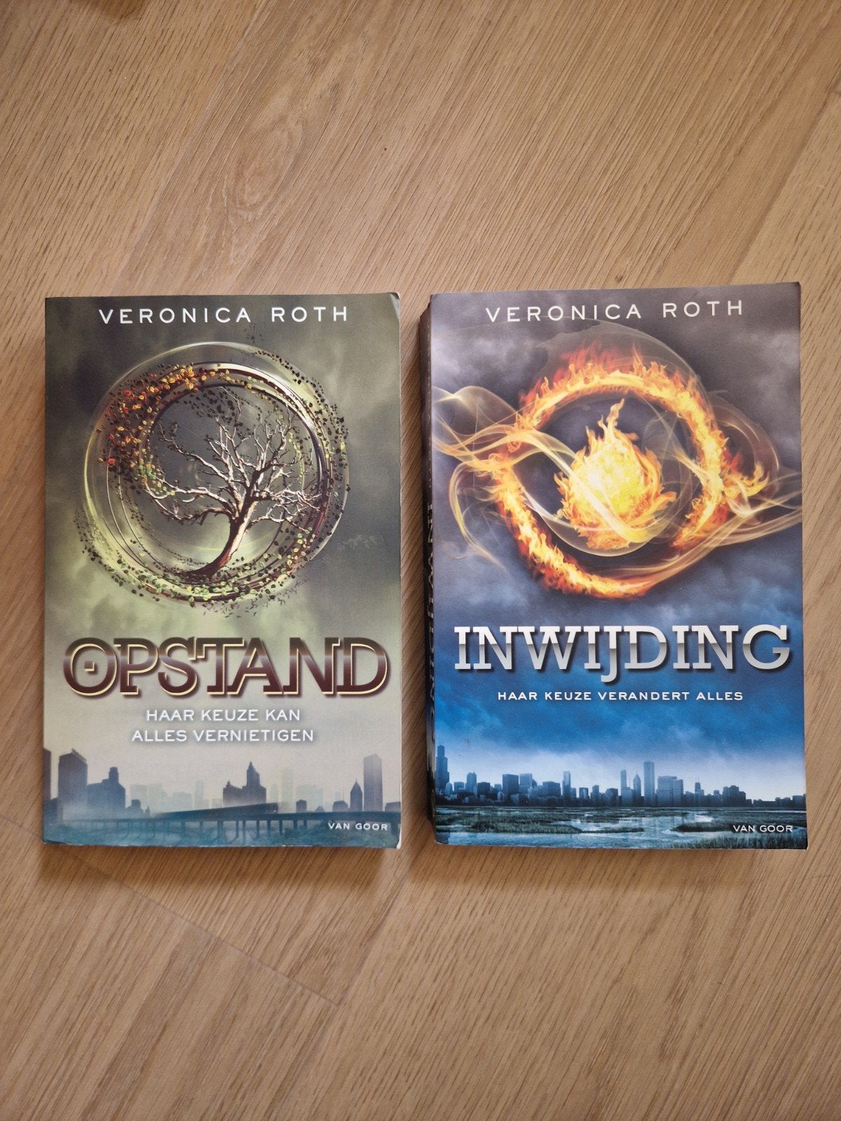 Divergent-serie: Inwijding & Opstand (Veronica Roth), Boeken, Ophalen of Verzenden, Gelezen, Veronica Roth