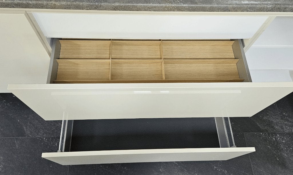 Showroomkeuken Magnolia hoogglans met AEG apparatuur, Huis en Inrichting, Overige kleuren, Overige typen, Nieuw, Werkstraße 3 32289 Rödinghausen Duitsland