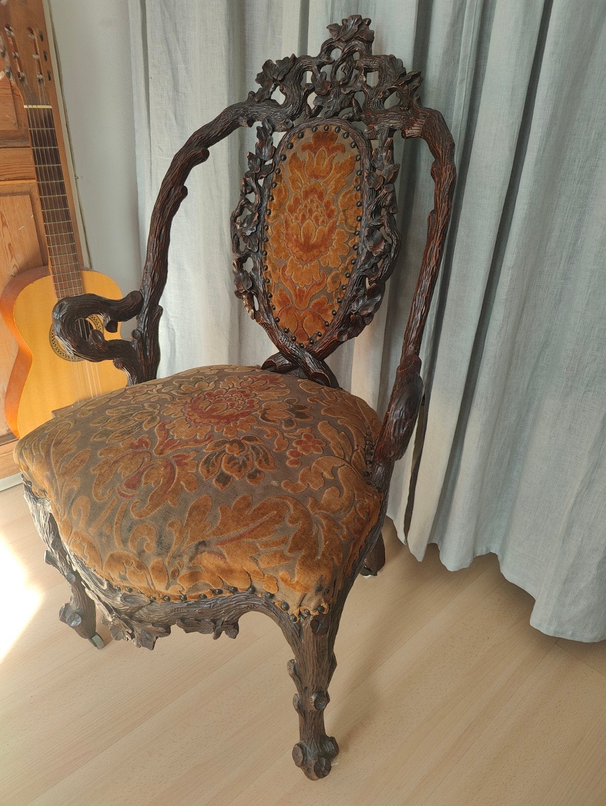 Antieke stoel met houtsnijwerk en fluwelen bekleding, Antiek en Kunst, Ophalen