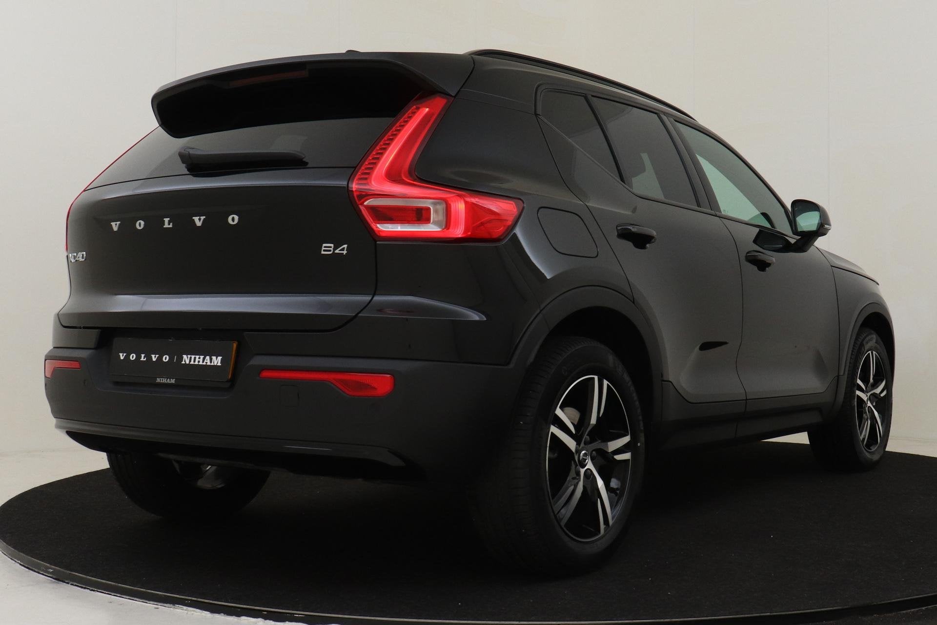 Volvo XC40 B4 (M-HYBRID) PLUS DARK -PANO.DAK|HARMAN/KARDON|C, 12 maanden, Gebruikt, 4 cilinders, Leder en Stof