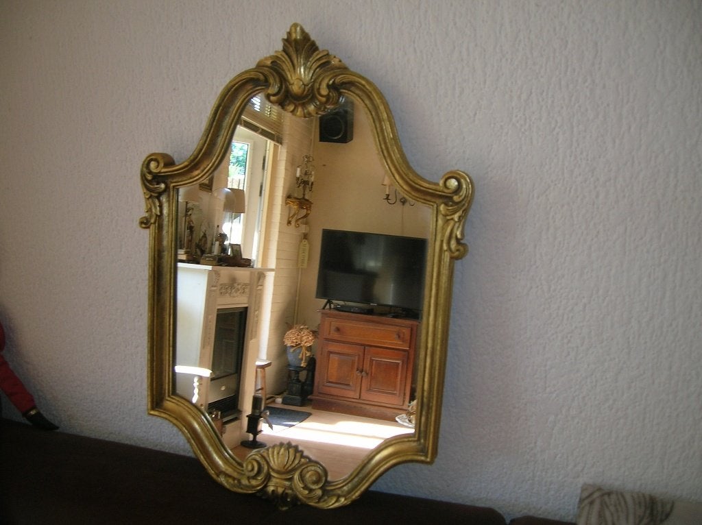 mooie spiegel in goudkleurige houten lijst kuifje 53x37 cm., Ophalen of Verzenden