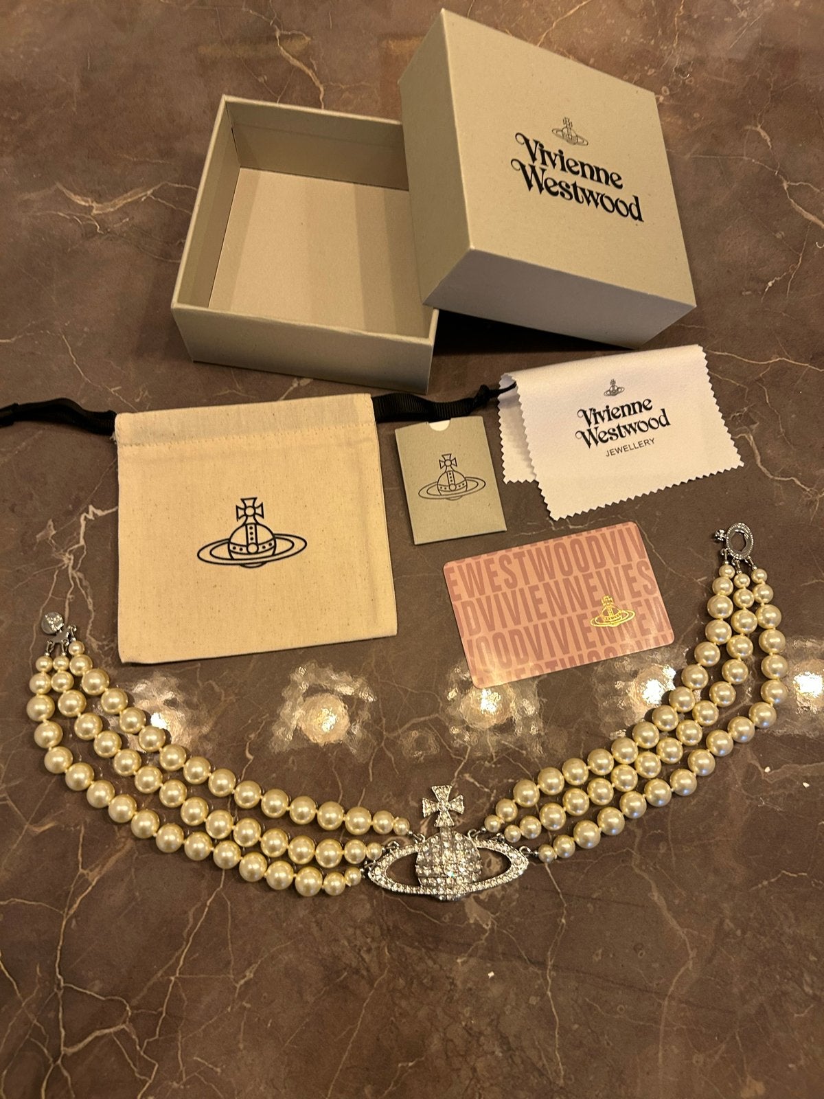 Vivienne Westwood Three Row Pearl Bas Relief Choker Zilver, Sieraden, Tassen en Uiterlijk, Kettingen, Beige, Ophalen of Verzenden