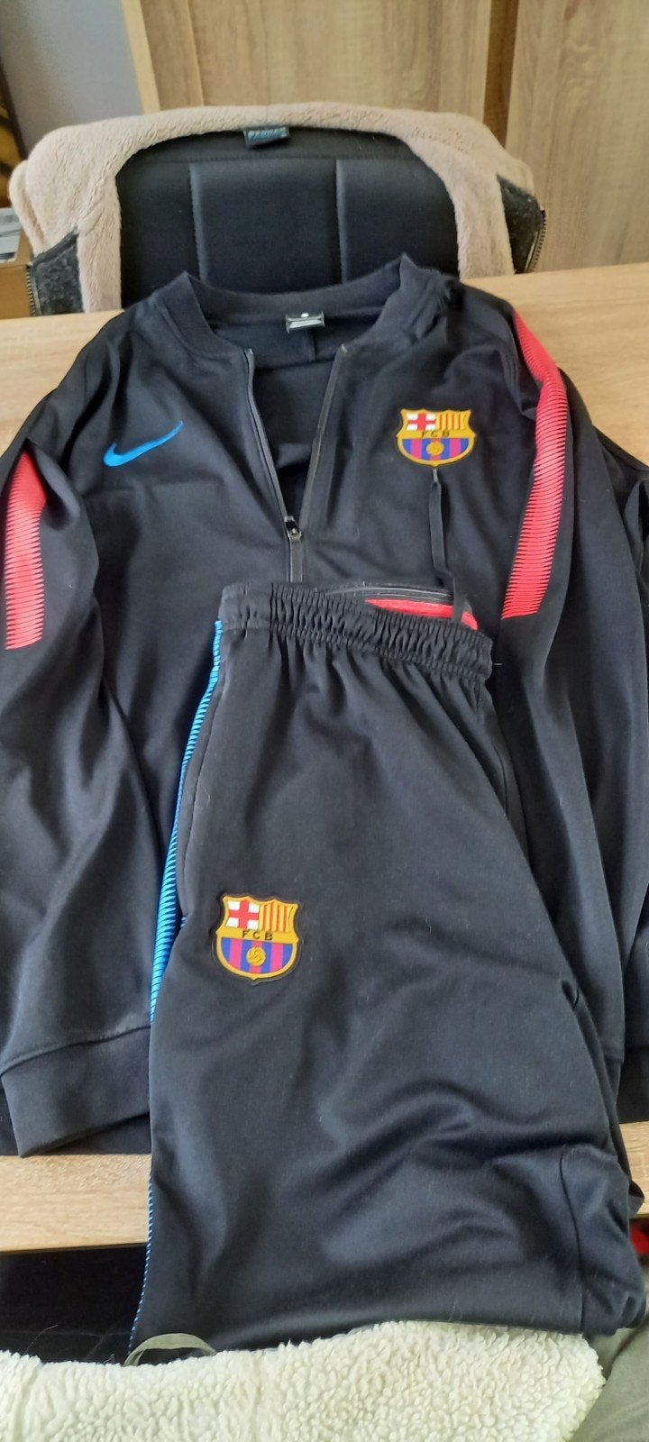 Sport kleding Trainings pak zwart maat L, Sport en Fitness, Voetbal, Ophalen, Zo goed als nieuw, Trainingspak