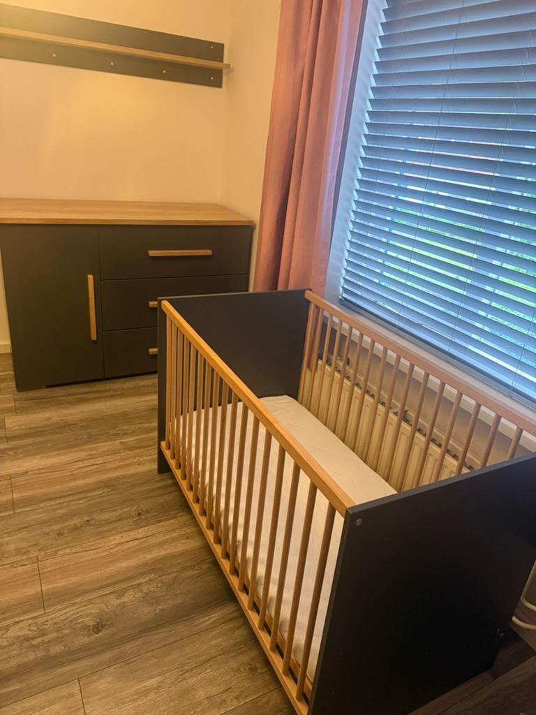 Complete babykamer: Ledikant, commode en wandplank, Kinderen en Baby's, Kinderkamer | Complete kinderkamers, Ophalen, Zo goed als nieuw