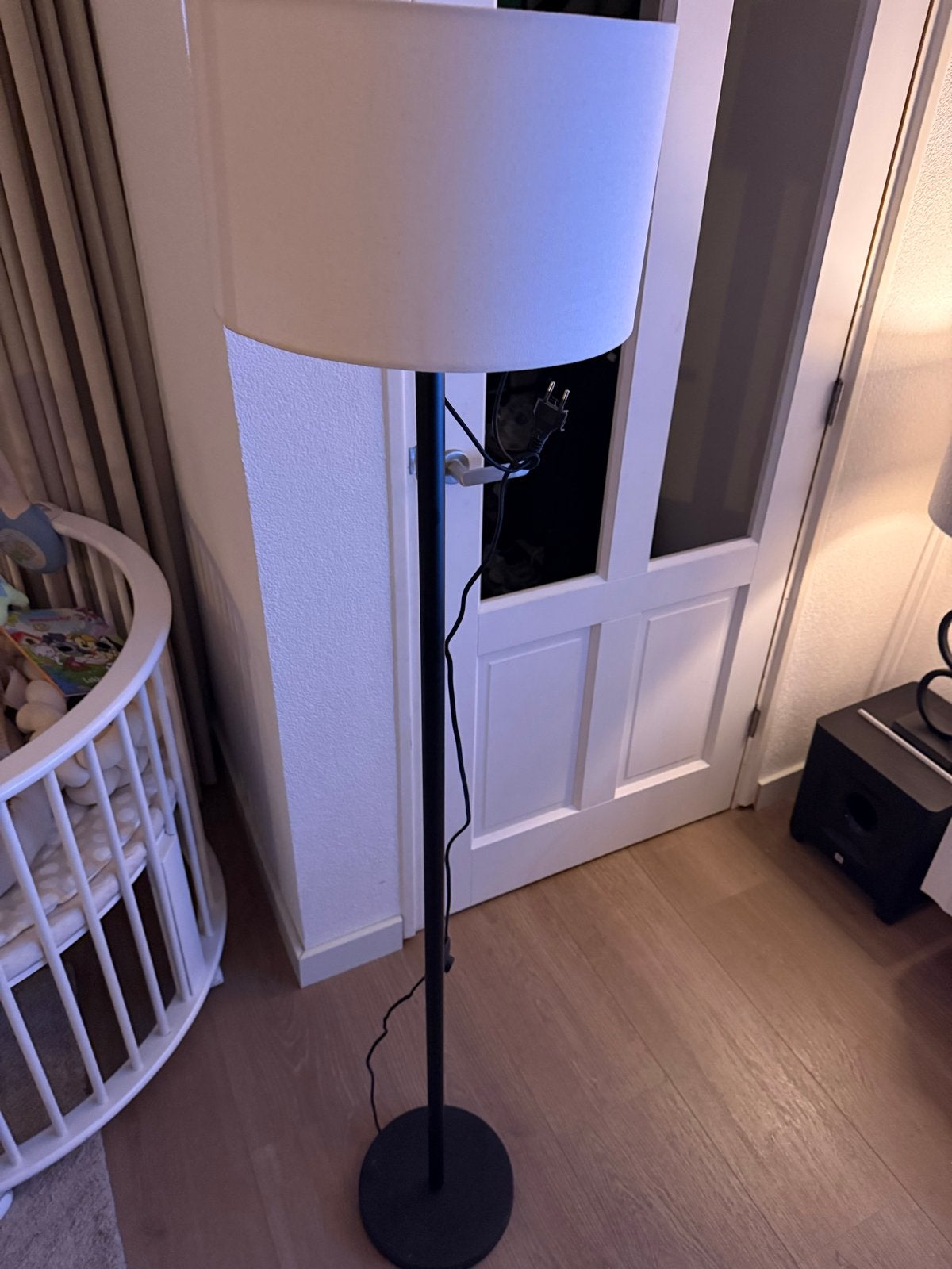 Stijlvolle staande lamp met witte kap, 100 tot 150 cm, Zo goed als nieuw, Metaal, E27 (groot)