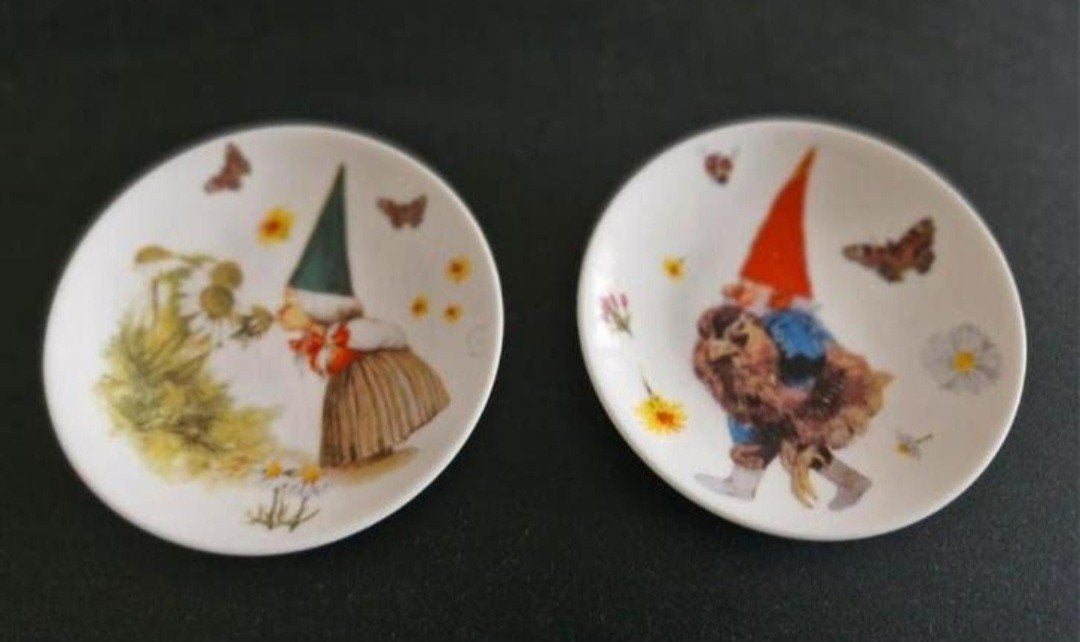 Twee Petit Fours bordjes David de Kabouter, Huis en Inrichting, Verzenden, Zo goed als nieuw, Overige stijlen, Bord(en)
