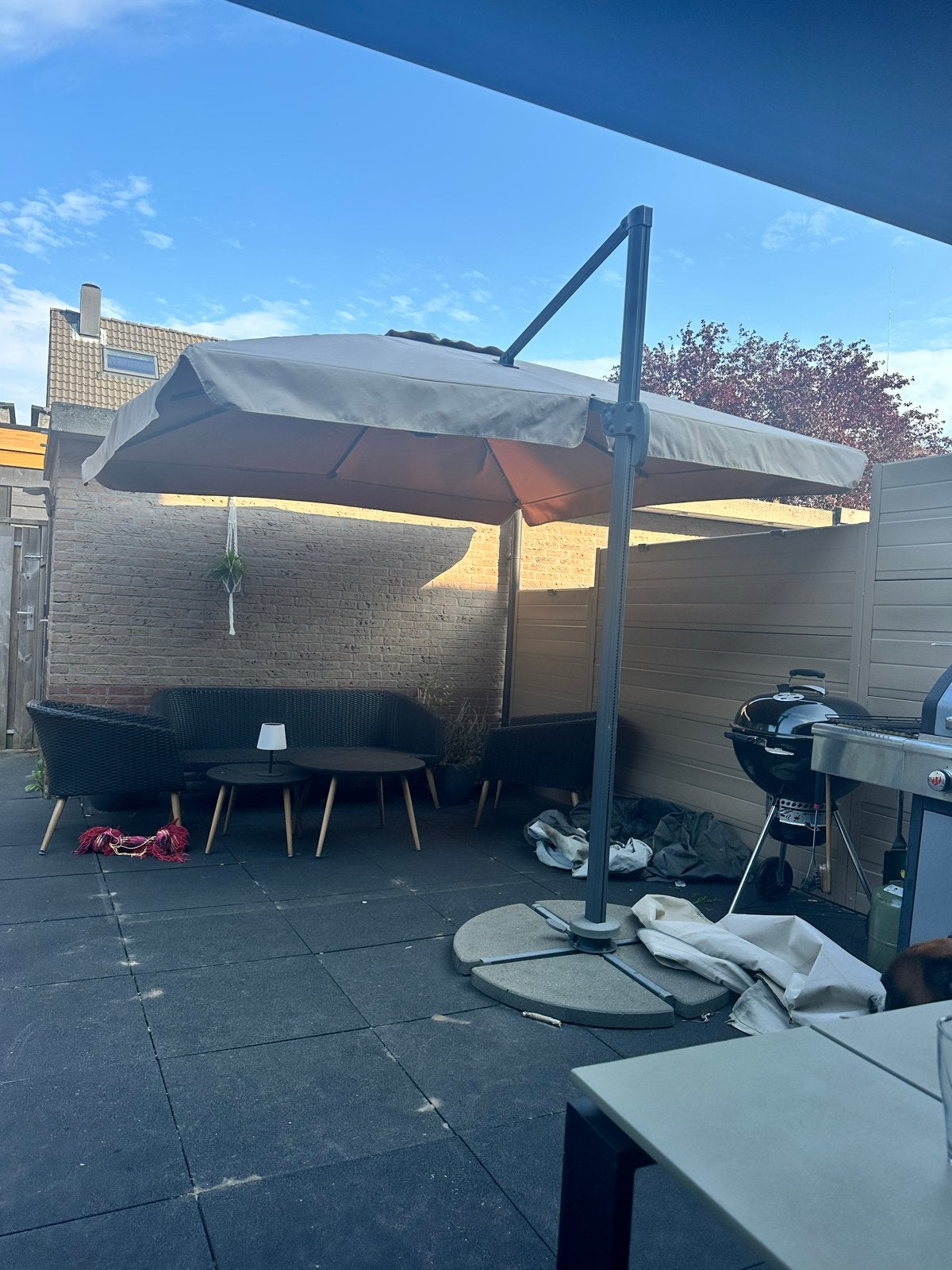 Zweefparasol met beschadigd doek en hoes, Ophalen, Gebruikt, Zweefparasol