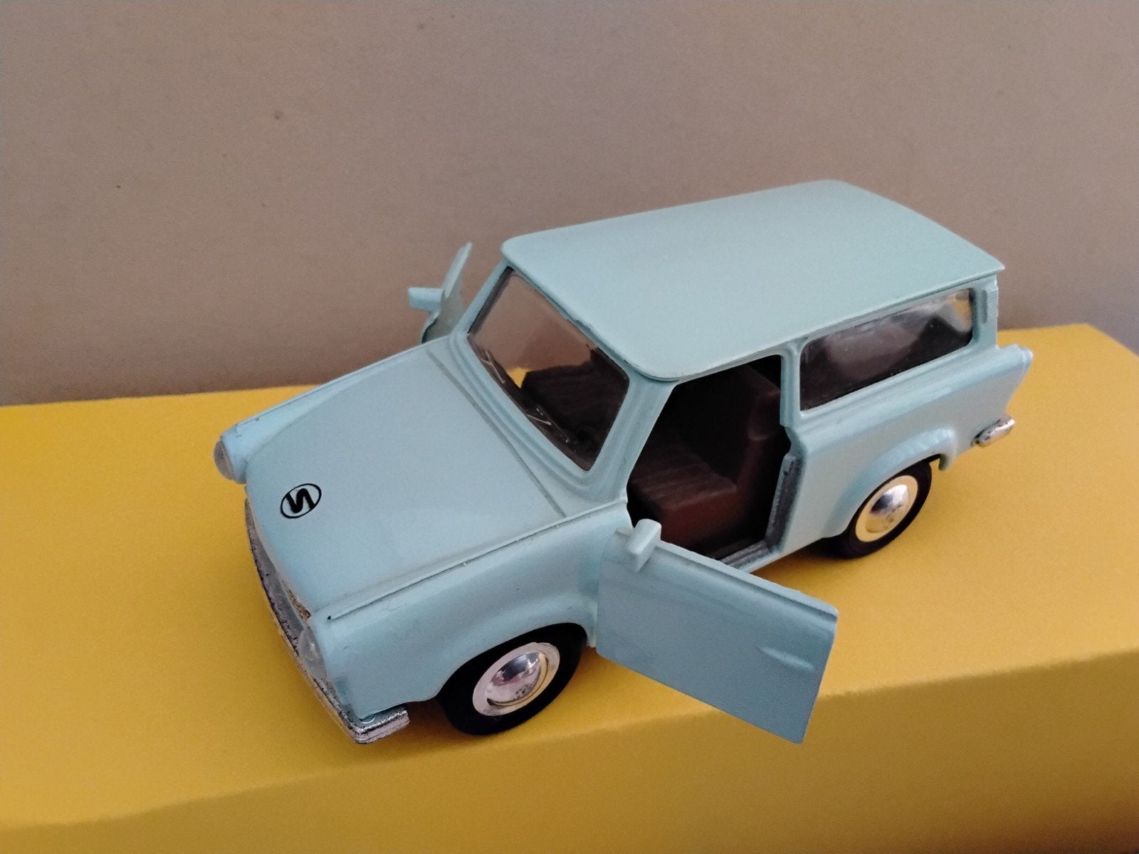TRABANT  SCHAAL  1: 24    DDR  1989, Ophalen of Verzenden