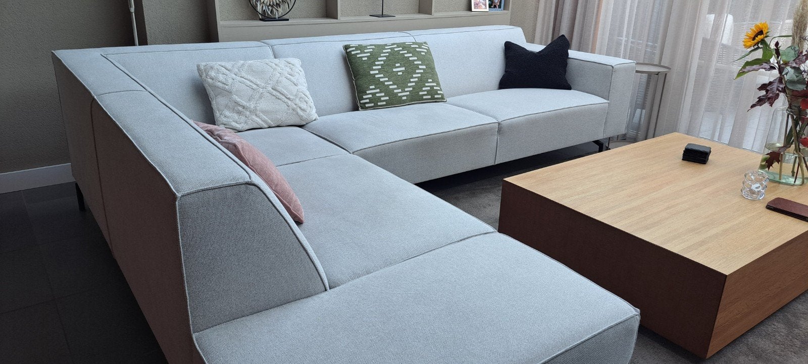 te koop bijna nieuwe bank van by sidde vaste prijs 1200 euro, Ophalen, Strak modern, Hoekbank, 300 cm of meer