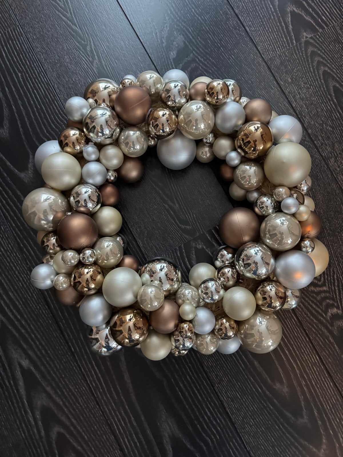 Kerst decoratie krans met kerstballen bruin goud creme, Diversen, Ophalen, Zo goed als nieuw