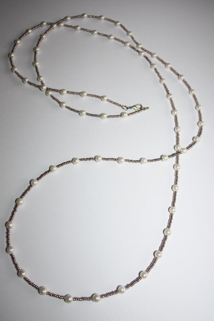 Lange ketting met witte pareltjes en rose gouden rocailles, Ophalen of Verzenden, Nieuw, Overige kleuren, Overige materialen